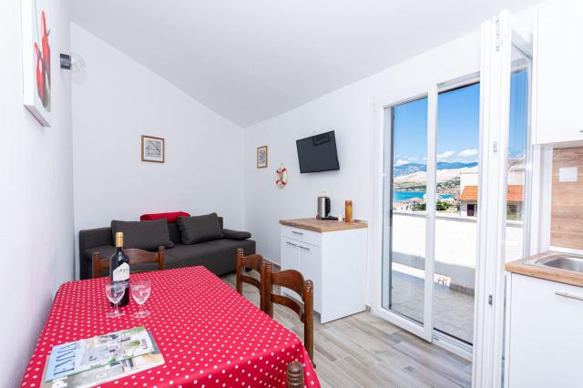 Izba:  APT 2+1 poschodie