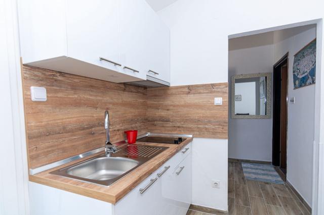 Izba:  APT 2+1 poschodie