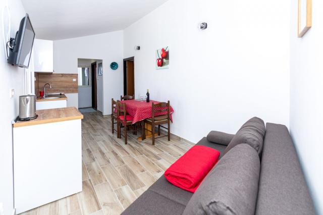 Izba:  APT 2+1 poschodie