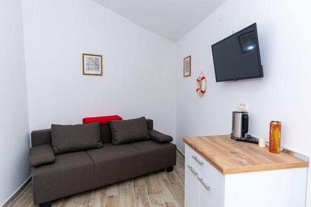 Izba:  APT 2+1 poschodie