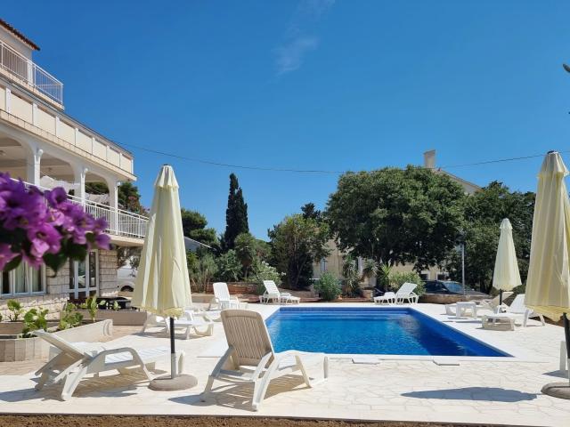 Vila VLADO ***
