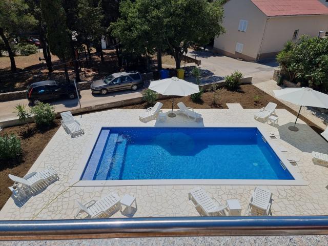 Vila VLADO ***