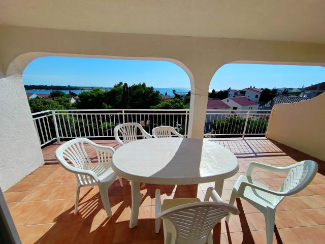 Vila VLADO ***