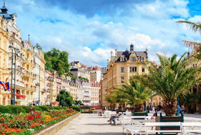 Slávne Karlove Vary - Becherovka, kúpele, skláreň, záhadný zámok