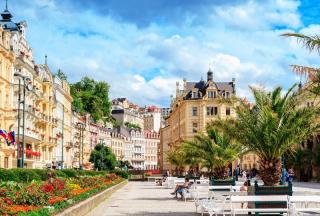 Slávne Karlove Vary - Becherovka, kúpele, skláreň, záhadný zámok