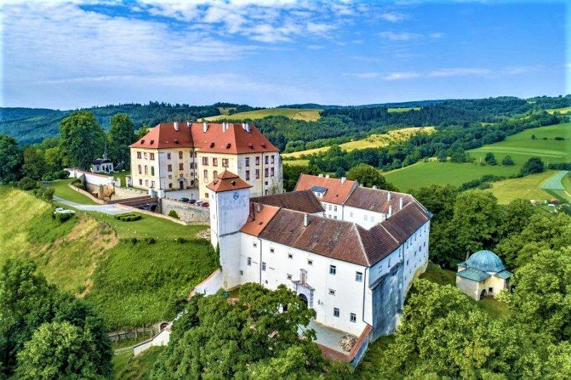 Zámok Kunštát, psí cintorín, jaskyňa Blanických rytierov a rozhľadňa