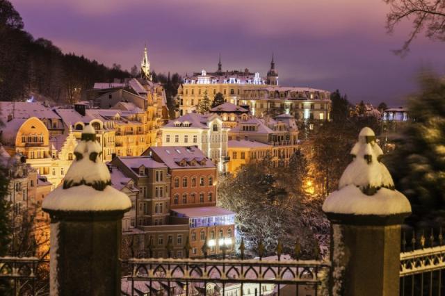 Adventné Karlove Vary, vianočný dom, Becherovka, skláreň a záhadný zámok