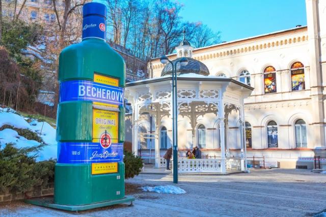 Adventné Karlove Vary, vianočný dom, Becherovka, skláreň a záhadný zámok
