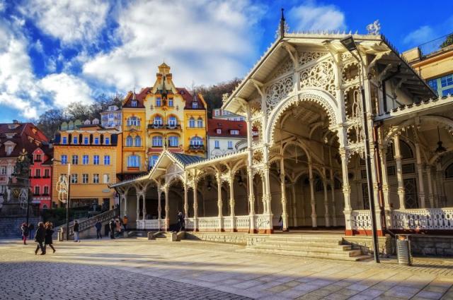 Adventné Karlove Vary, vianočný dom, Becherovka, skláreň a záhadný zámok
