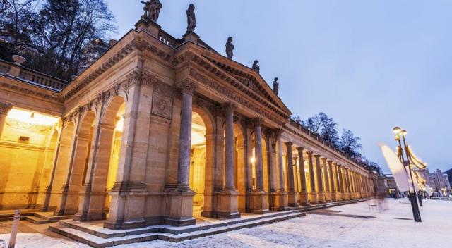 Adventné Karlove Vary, vianočný dom, Becherovka, skláreň a záhadný zámok