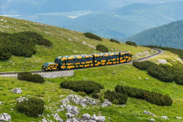 Vláčikom na horu Schneeberg, slávne buchty a mestečko Wiener Neustadt