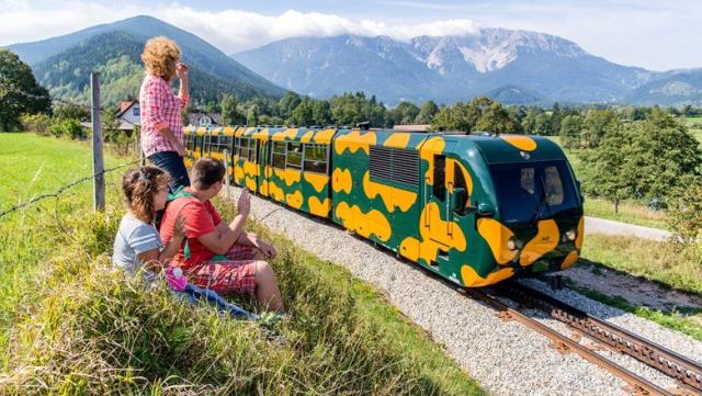 Vláčikom na horu Schneeberg, slávne buchty a mestečko Wiener Neustadt
