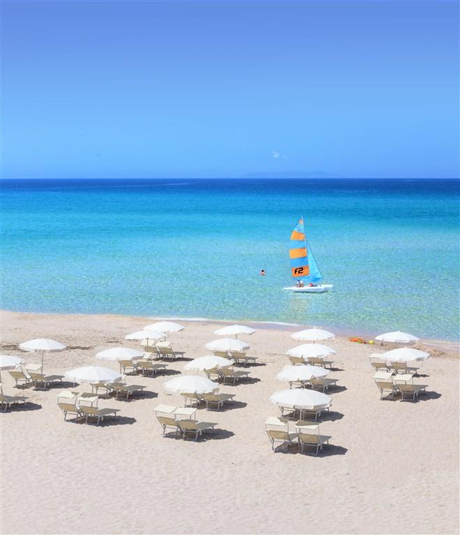 4_Dune_spiaggia_ombrelloni_bianchi_catamarano_V_RGB.jpg
