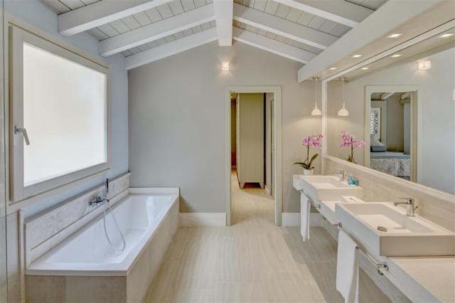 FVR_Le_PalmeBathroom.jpg