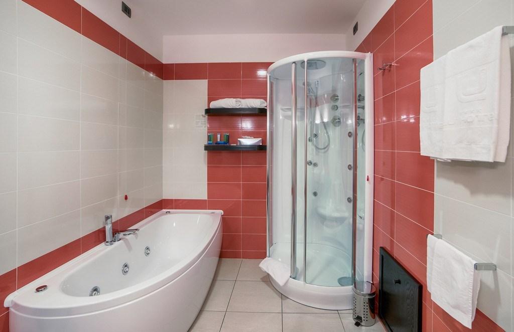 Junior_Suite_bathroom_Lu_Hotel_Carbonia_Sardegna.jpg