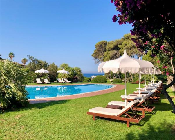 piscina vista mare.jpg