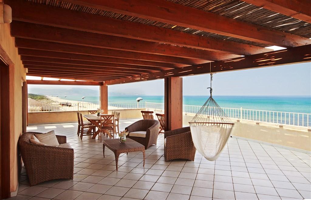 HOTEL LE PALME_TERASA U PLÁŽE RESORTU.jpg