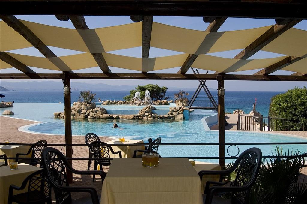 COLONNA_CAPO_TESTA_pool_bar.jpg