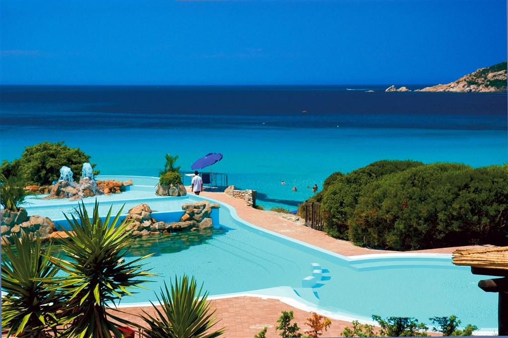 COLONNA GRAND HOTEL CAPO TESTA bazén a moře.jpg