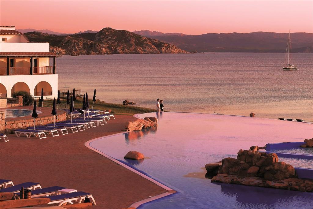 COLONNA GRAND HOTEL CAPO TESTA v červánkách.jpg