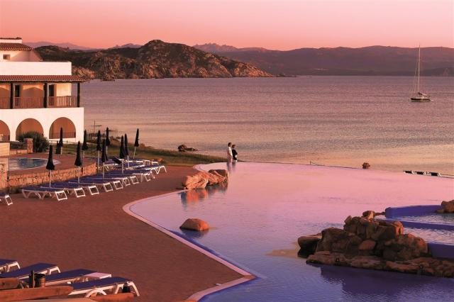 COLONNA GRAND HOTEL CAPO TESTA v červánkách.jpg