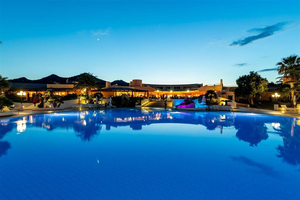 sant_elmo_beach_hotel_pool_piscina_vista_view_notturno_night.jp