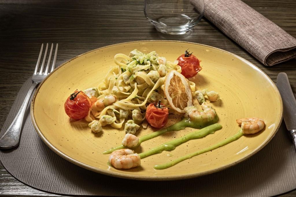 Rina restaurace + bar 2.jpg