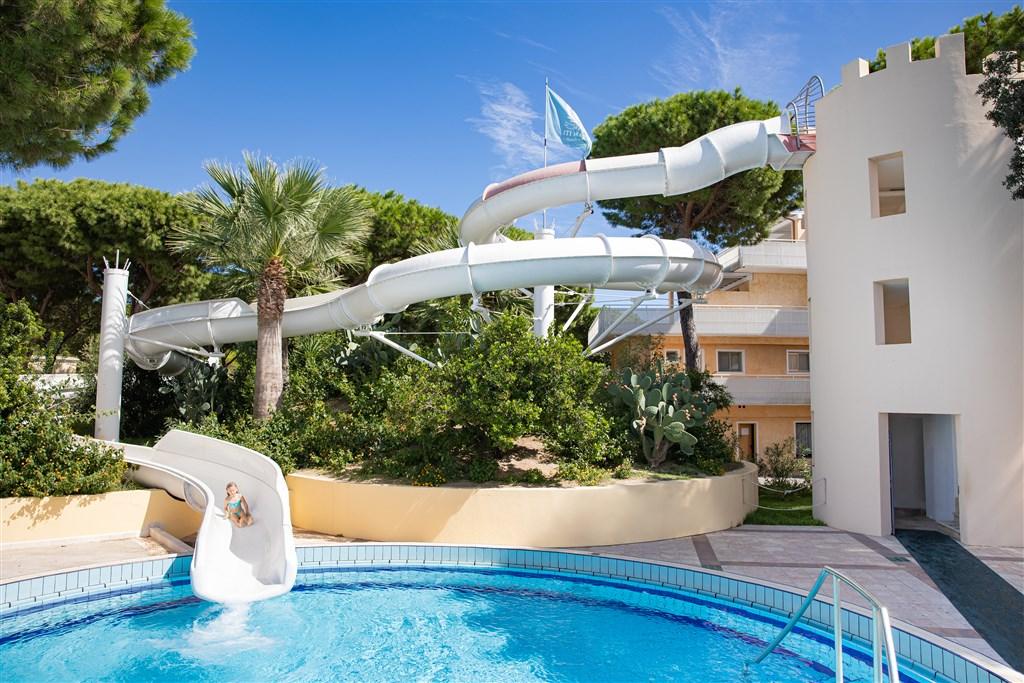 TIR_pool_waterslide_01.jpg