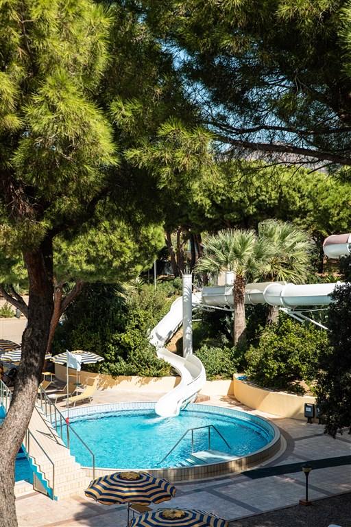 TIR_pool_waterslide_02.jpg