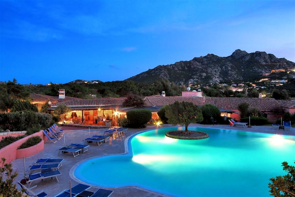 COLONNA_COUNTRY_Piscina Country 4.jpg