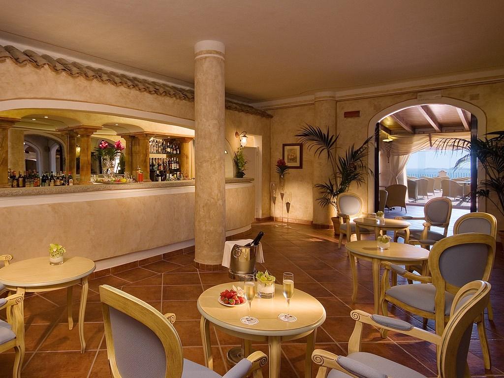 COLONNA_RESORT_bar_s_terasou.jpg