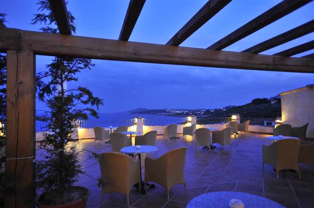 COLONNA_RESORT_BarColonna_Terracebynight.JPG