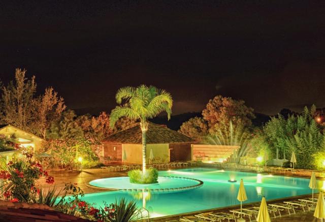 piscina di notte.jpg