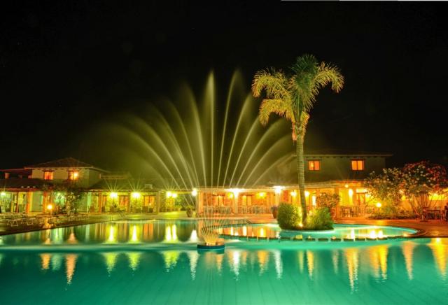 piscina notte.jpg