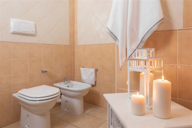 B4 bathroom 2.jpg