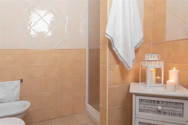 B4 bathroom 3.jpg