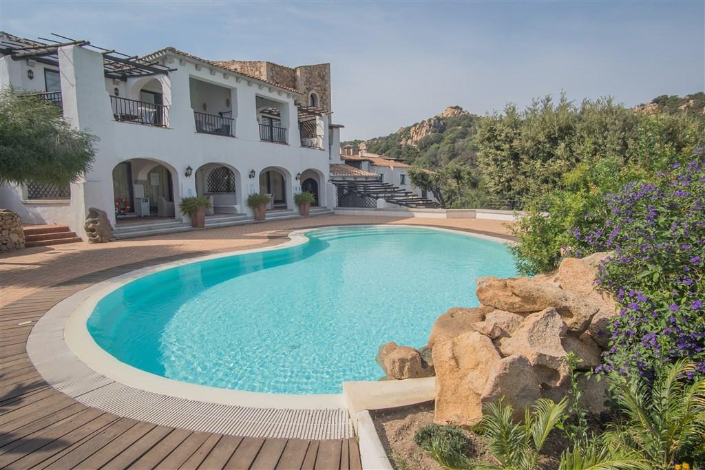 PISCINA-giardino oleandri (8).jpg