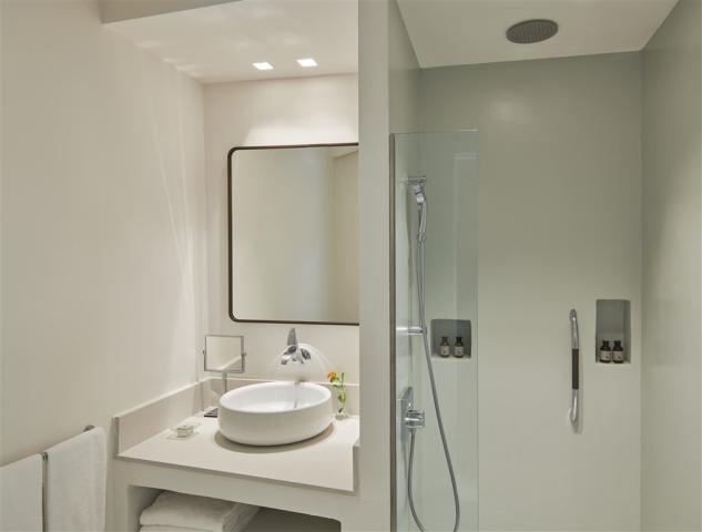 Baia di Chia Resort Sardinia_King Deluxe Room_Bathroom .jpg