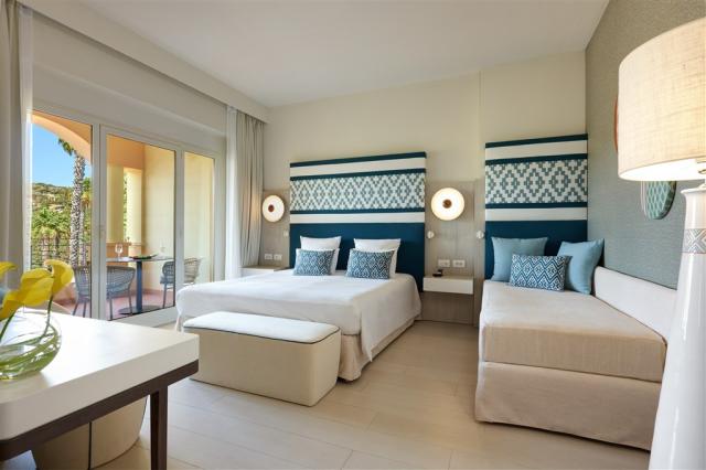 deluxe-room (1).jpg