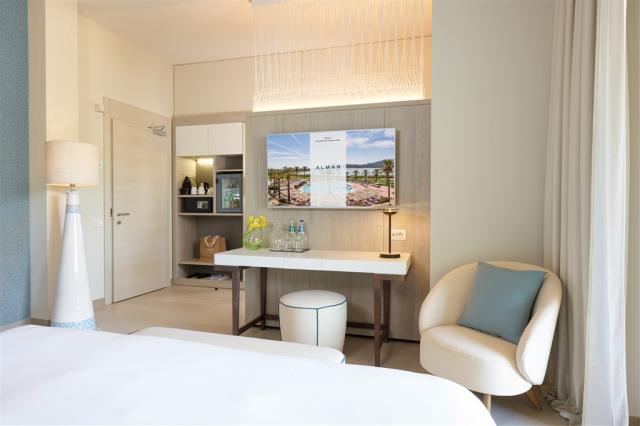 deluxe-room (2).jpg
