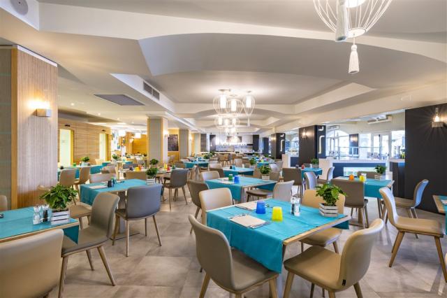 La-Veranda-beach-restaurant-4.jpg