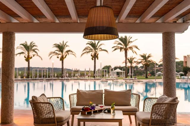 movita-pool-bar (2).jpg