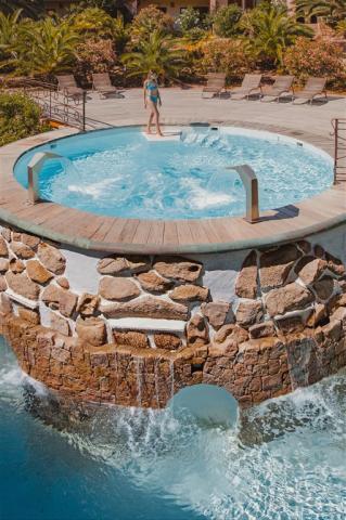 9b_Torre_benessere_spa_piscina_esterna_ragazza_V_RGB_N.jpg