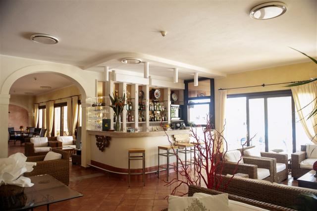 Bar & lounge.jpg