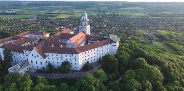 Kláštor v Pannonhalme a porcelán v Herende