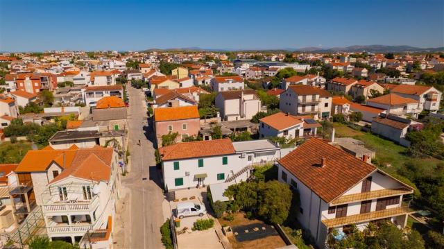 Apartmánový dom a okolie