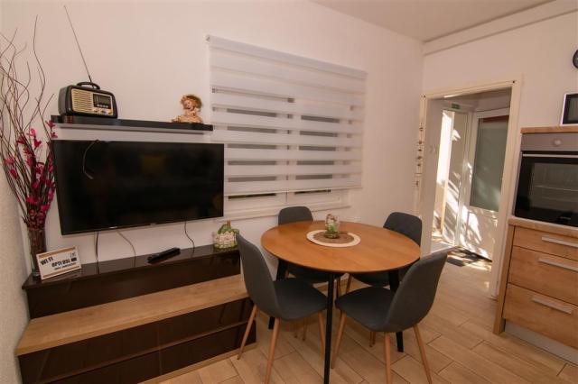 Interíér apartmánu č.2 -obývačka s kuchyňou