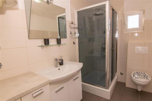 Interíér apartmánu, kúpeľňa s WC