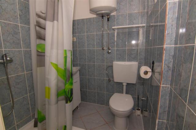Interíér apartmánu, kúpeľňa s WC
