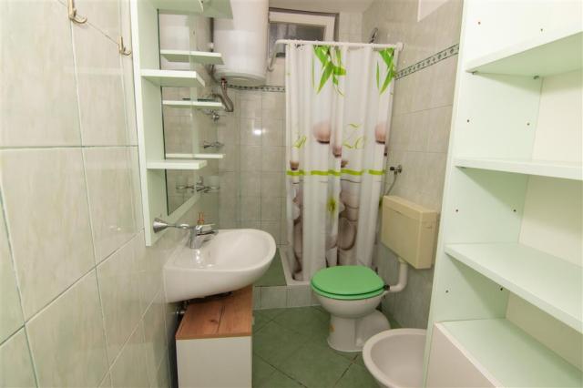 Interíér apartmánu, kúpeľňa s WC
